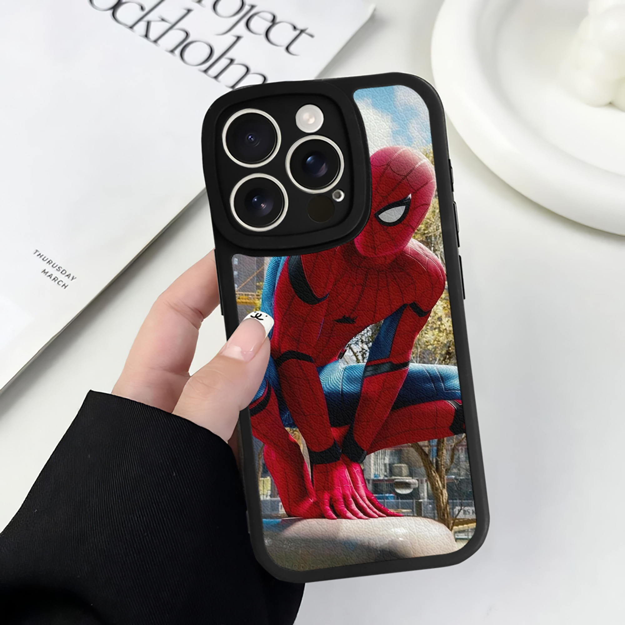 Spider Man スパイダーマン 【iPhone 16シリーズ対応】シリコンスマホケース（レザー調） 材質：シリコン